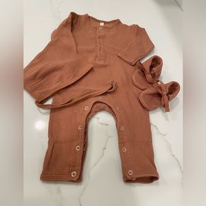 Quincy Mae 3 piece layette set size 3-6 months